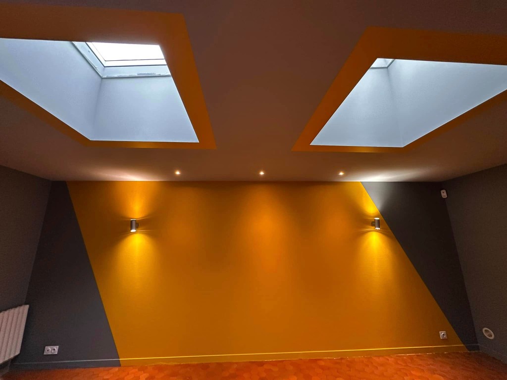 Composition géométrique jaune moutarde et gris anthracite, puits de lumière