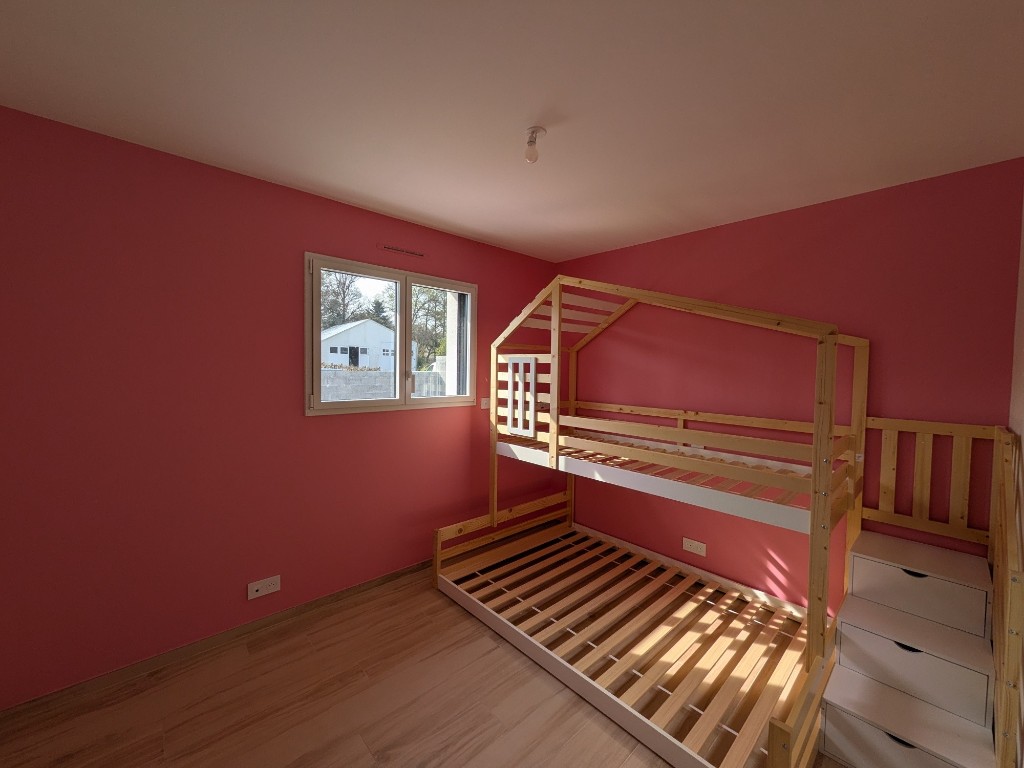Chambre d’enfant, murs rose harmonisé, lit superposé bois