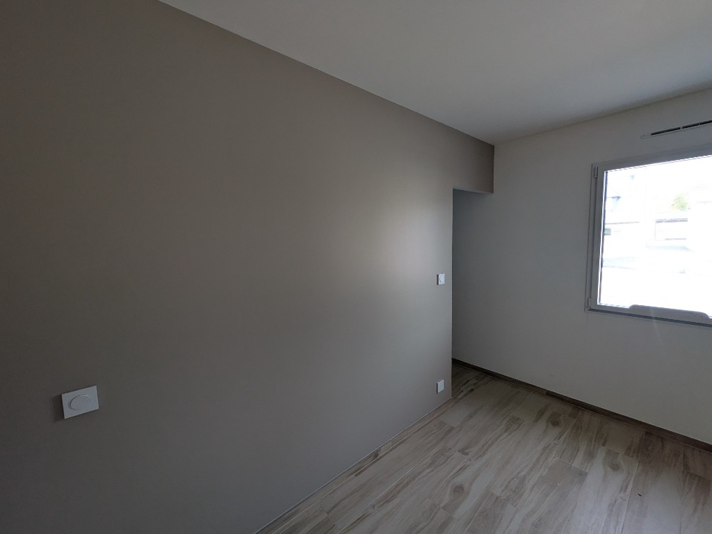 Mur d’accent taupe, plafonds et adjacence blancs, finition mate