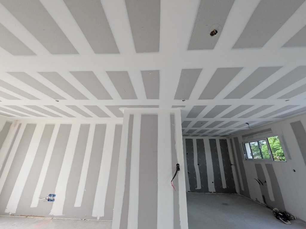 Plafond et murs en placo : quadrillage des joints et préparation soignée