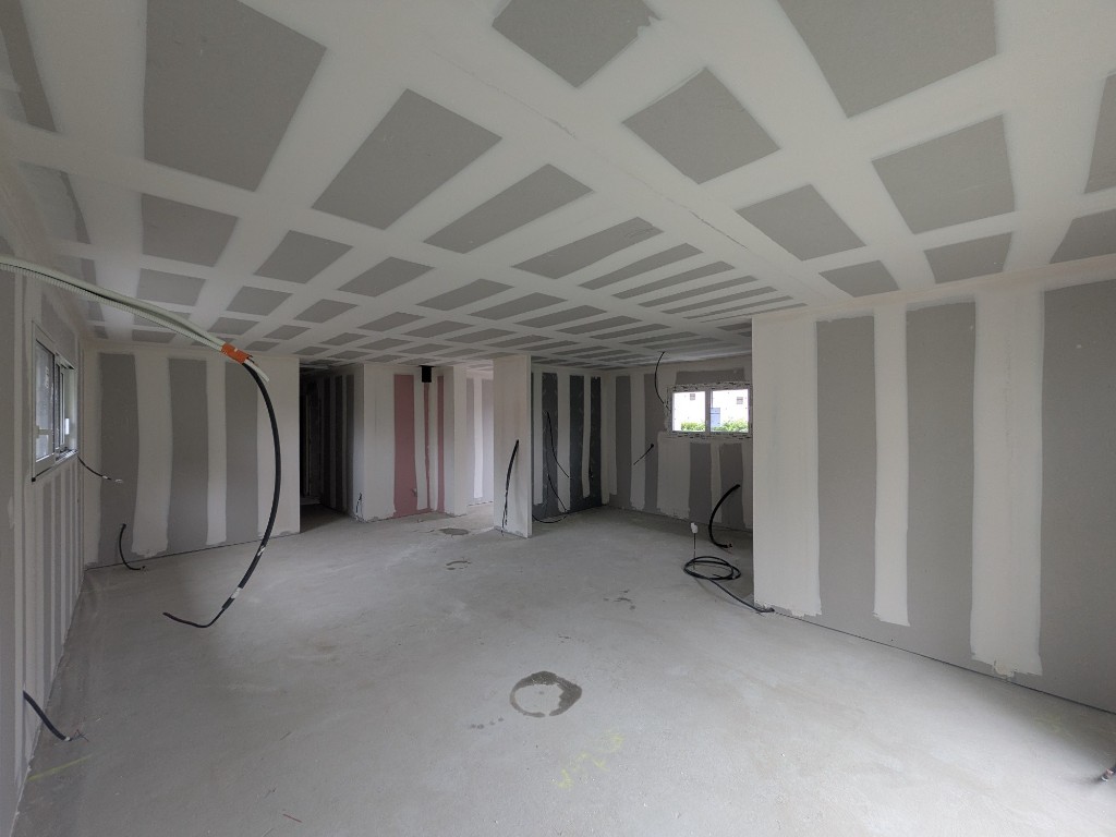 Grande pièce : habillage placo plafond et murs, phase de ragréage des bandes