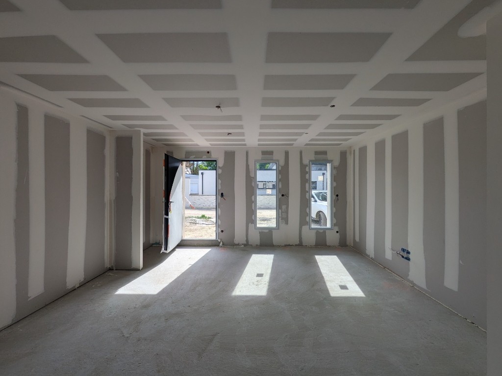 Chantier lumineux : placo et joints blancs sur panneaux gris